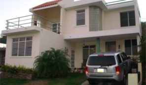 HERMOSA PROPIEDAD URB EL EDEN, COAMO SOLO $130,000, en Coamo Puerto Rico Casa en Barrio-Pueblo de 4 Cuartos y 3 Baños