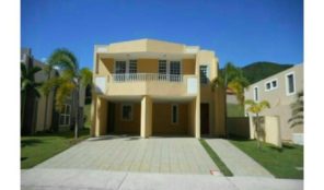 Hermosa propiedad HUD con hadta 3% para gasto, en Humacao Puerto Rico Casa en Urbanizacion-Miradero de 4 Cuartos y 2 1/2 Baños